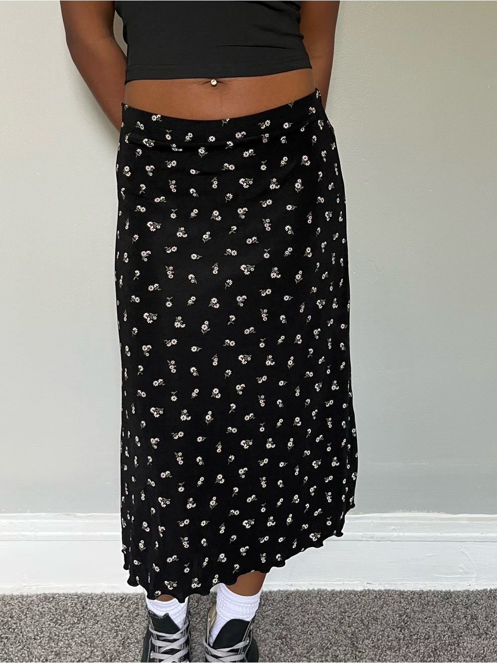 90s grunge black and white floral print midi maxi skirt with ruffle trim